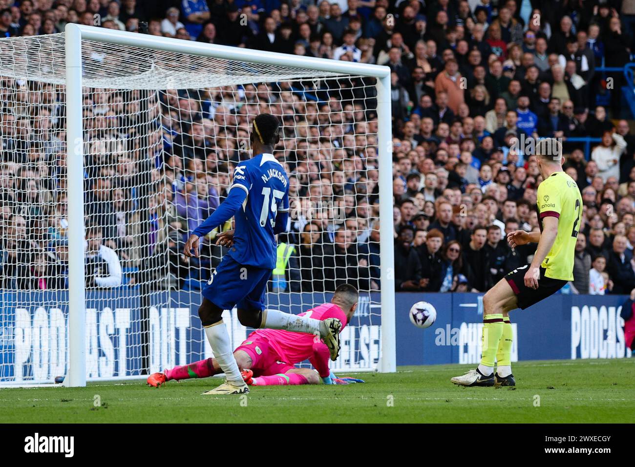 LONDRES, Royaume-Uni - 30 mars 2024 : Nicolas Jackson de Chelsea tire au large lors du match de premier League entre Chelsea FC et Burnley FC à Stamford Bridge (crédit : Craig Mercer/ Alamy Live News) Banque D'Images LONDRES, Royaume-Uni - 30 mars 2024 : Nicolas Jackson de Chelsea tire au large lors du match de premier League entre Chelsea FC et Burnley FC à Stamford Bridge (crédit : Craig Mercer/ Alamy Live News) Banque D'Images
