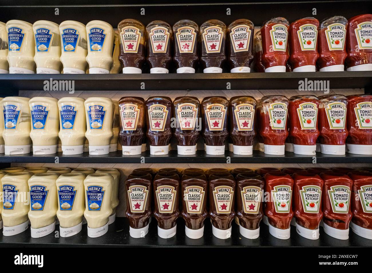 Sauces Heinz sur les étagères dans un pub Hungry Horse appartenant à Greene King Banque D'Images