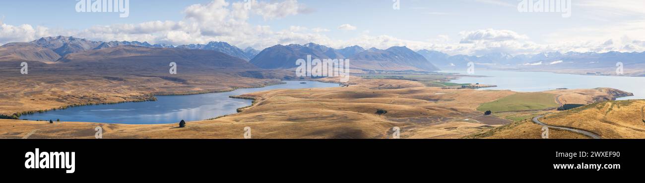 Large panorama du paysage typique de la Nouvelle-Zélande avec des lacs alpins, des collines ondulantes, de grandes chaînes de montagnes. Banque D'Images