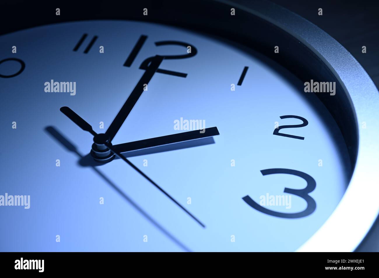 Horloge de nuit avec la période de l'heure changer à l'heure d'été de 2 h à 3 h. Banque D'Images