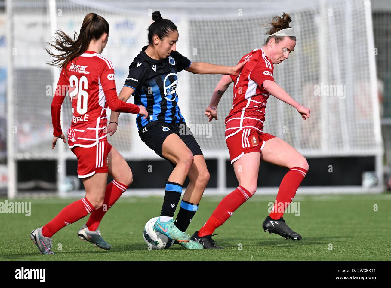 Shari Van belle (26) de Standard et Claire O'Riordan (11) de Standard ont défendu Rania Boutiebi (11) du Club YLA lors d'un match de football féminin entre le Club Brugge Dames YLA et Standard Femina de Liege le 2e jour de match en play-off 1 de la saison 2023 - 2024 la Super Ligue belge des femmes du loto , le samedi 30 mars 2024 à Aalter , BELGIQUE . PHOTO SPORTPIX | David Catry Banque D'Images