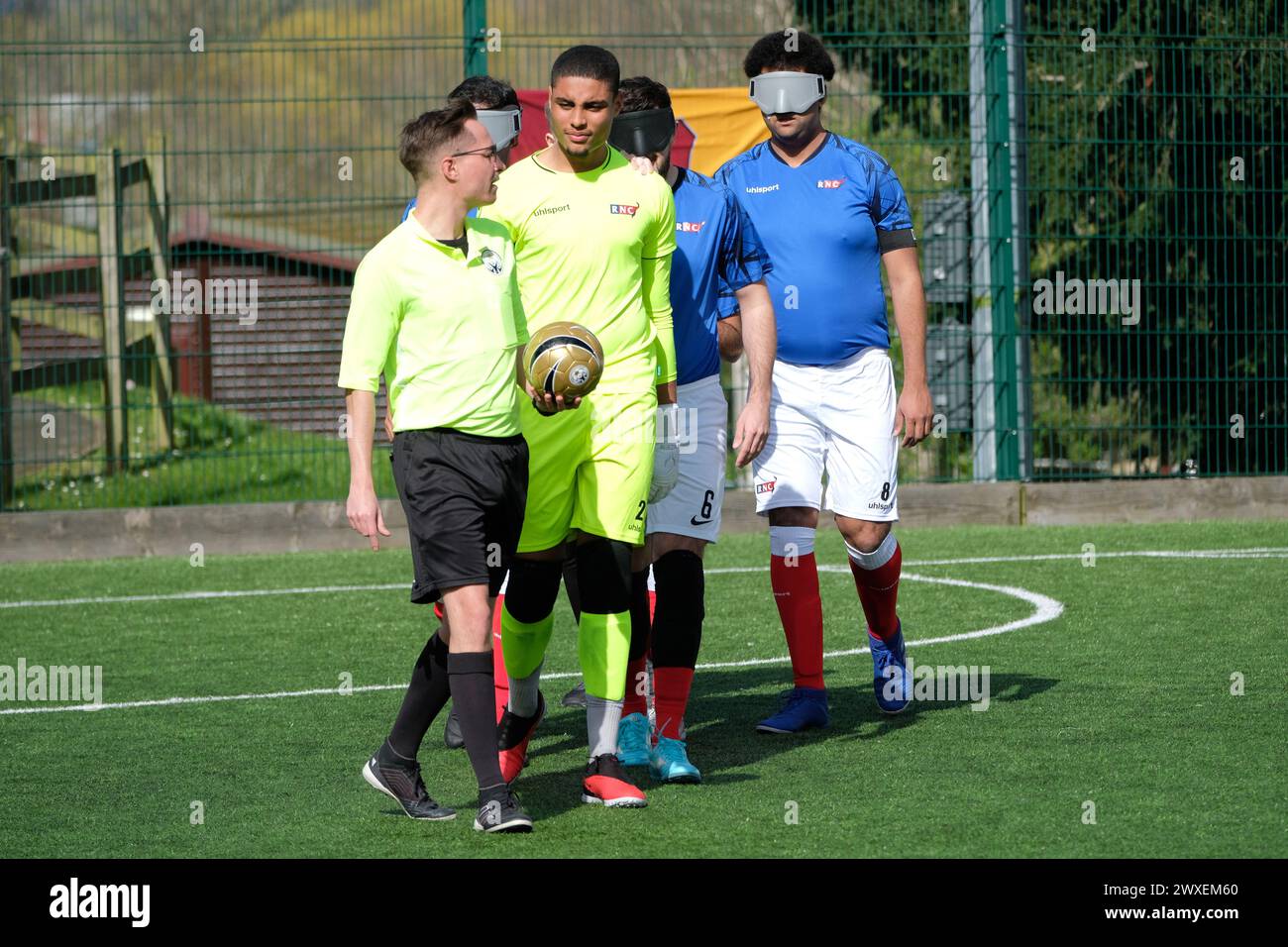 Royal National College for the Blind, Hereford, Royaume-Uni – samedi 30 mars 2024 – Round 3 de la European Blind Football League ( EBFL ) qui s'est tenu au Royal National College for the Blind à Hereford avec six équipes européennes. L'arbitre du match mène l'équipe de RNC Hereford sur le terrain. Dans Blind Football, le gardien de but est aperçu. Photo Steven May / Alamy Live News Banque D'Images