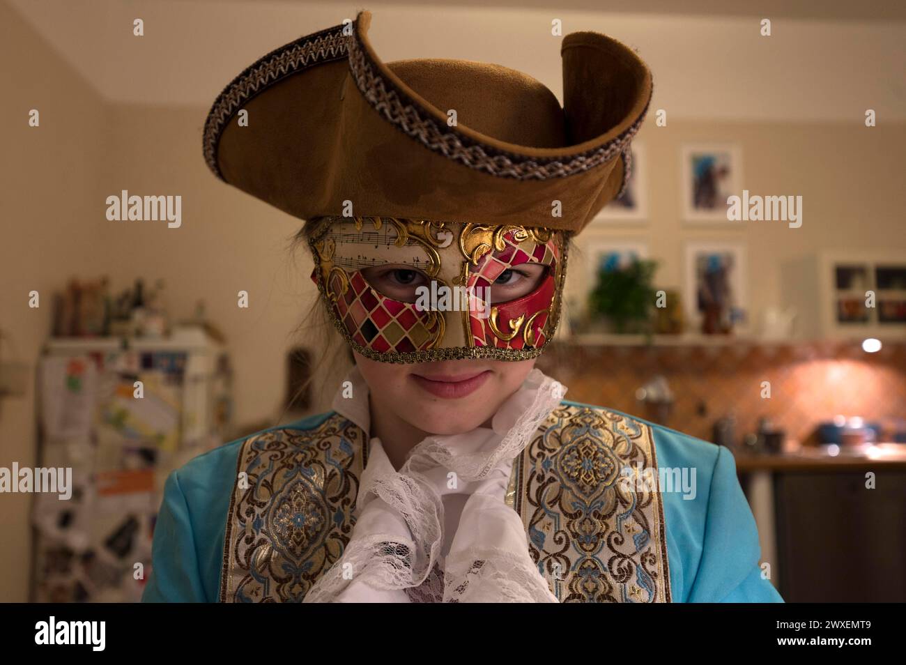 Fille, 10 ans, avec masque de carnaval, Mecklembourg-Poméranie occidentale, Allemagne Banque D'Images