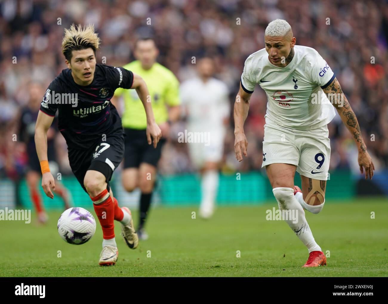 LONDRES, ANGLETERRE - MARS 30 : Daiki Hashioka de Luton Town et Richarlison de Tottenham Hotspur luttant pour le ballon lors du match de premier League entre Tottenham Hotspur et Luton Town au Tottenham Hotspur Stadium le 30 mars 2024 à Londres, Angleterre.(photo de Dylan Hepworth/MB Media) Banque D'Images