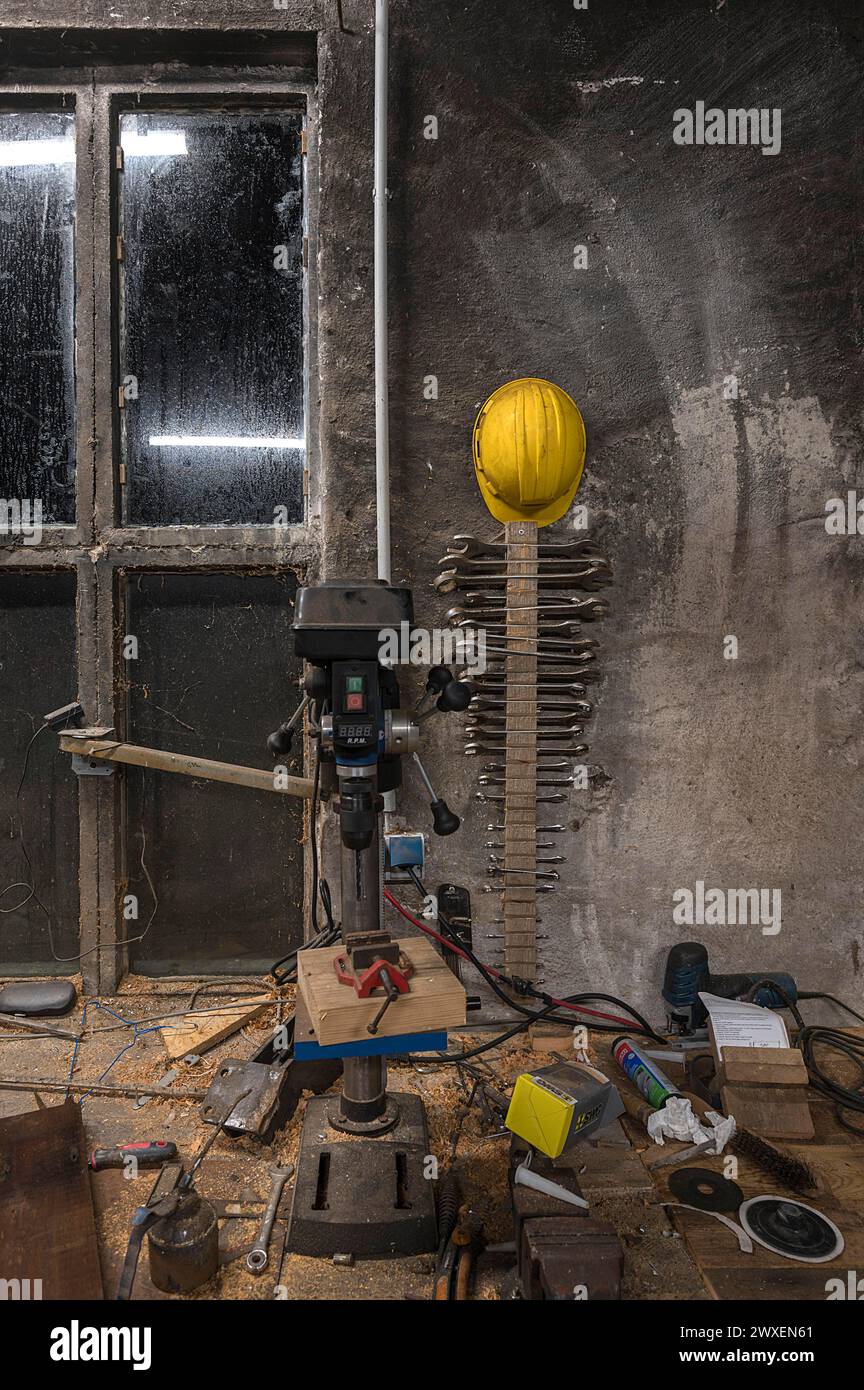 Clé et casque de construction sur le mur d'un atelier, Mecklenburg-Vorpommern, Allemagne Banque D'Images