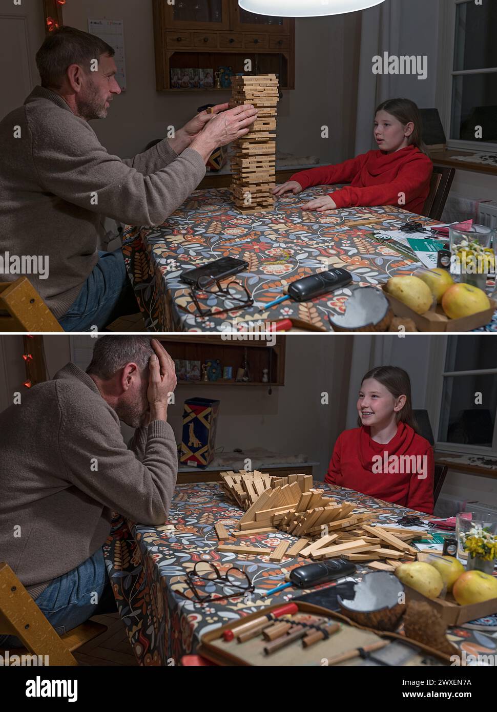 Père et fille jouant un jeu d'adresse, père perd, Mecklenburg-Poméranie occidentale, Allemagne Banque D'Images