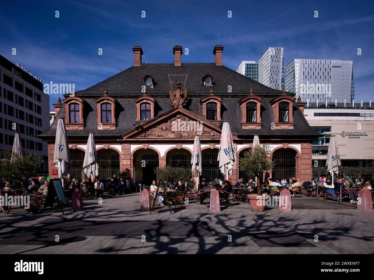 Personnes assises sur la terrasse dans le restaurant, Hauptwache, Francfort-sur-le-main, Hesse, Allemagne Banque D'Images