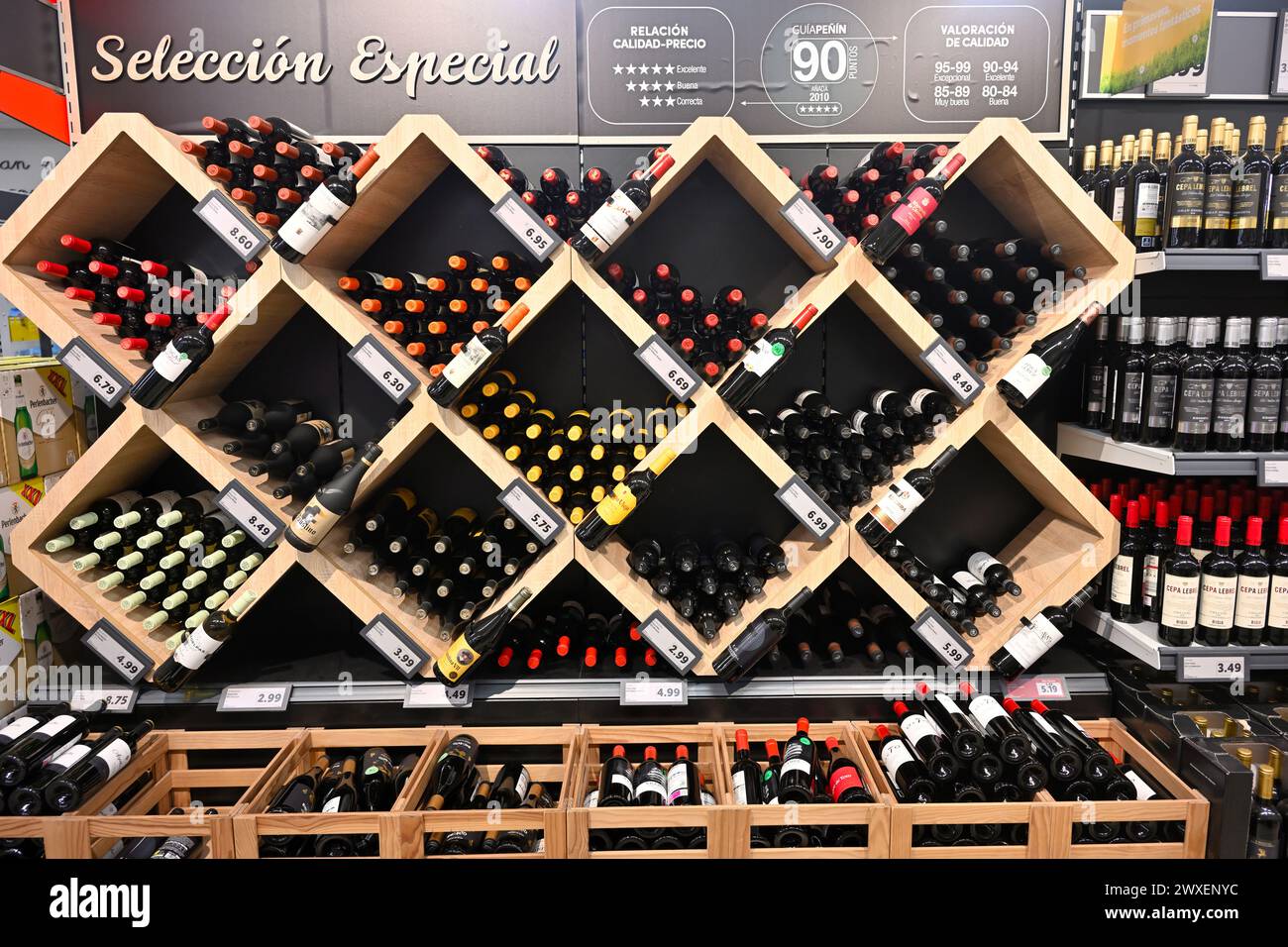 Étagères, présentoirs, pleins de bouteilles de vin dans le supermarché Lidl, Espagne Banque D'Images