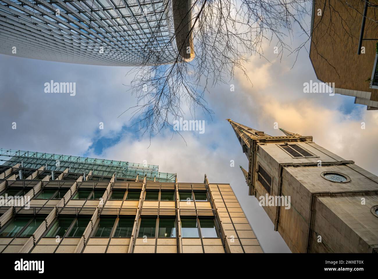 Londres, Royaume-Uni : regarder dans la City de Londres avec le bâtiment Walkie-Talkie (en haut à l) et l'église St Margaret Pattens d'Angleterre, EastCheap (en bas à R). Banque D'Images