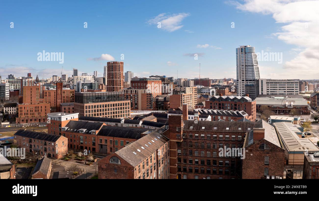 LEEDS, ROYAUME-UNI - 29 MARS 2024. . Une vue panoramique aérienne des bureaux d'entrepôt et des appartements convertis dans un paysage urbain de Leeds avec Granary Wharf Banque D'Images