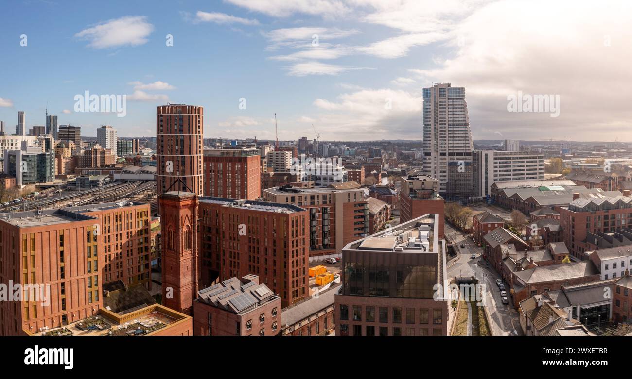 LEEDS, ROYAUME-UNI - 29 MARS 2024. . Une vue panoramique aérienne des bureaux d'entrepôt et des appartements convertis dans un paysage urbain de Leeds avec Granary Wharf Banque D'Images