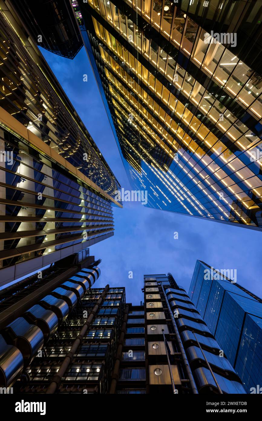 Londres, Royaume-Uni : grands bâtiments dans la ville de Londres la nuit. Dans le sens des aiguilles d'une montre en haut à droite : le scalpel, le Cheesegrater, Lloyds Building, Willis Building. Banque D'Images