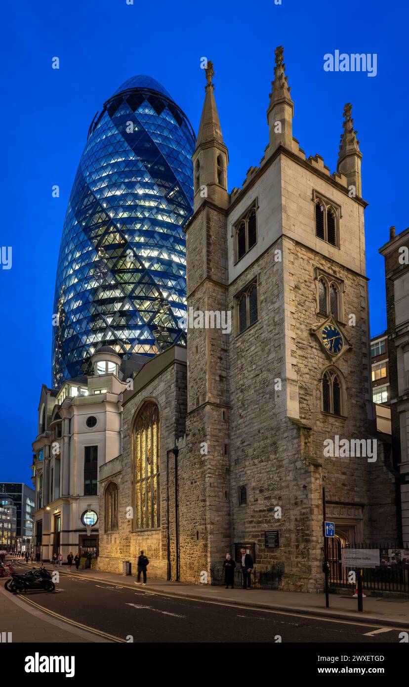 Londres, Royaume-Uni : église St Andrew Undershaft sur St Mary axe dans la ville de Londres la nuit avec le bâtiment Gherkin derrière. Banque D'Images