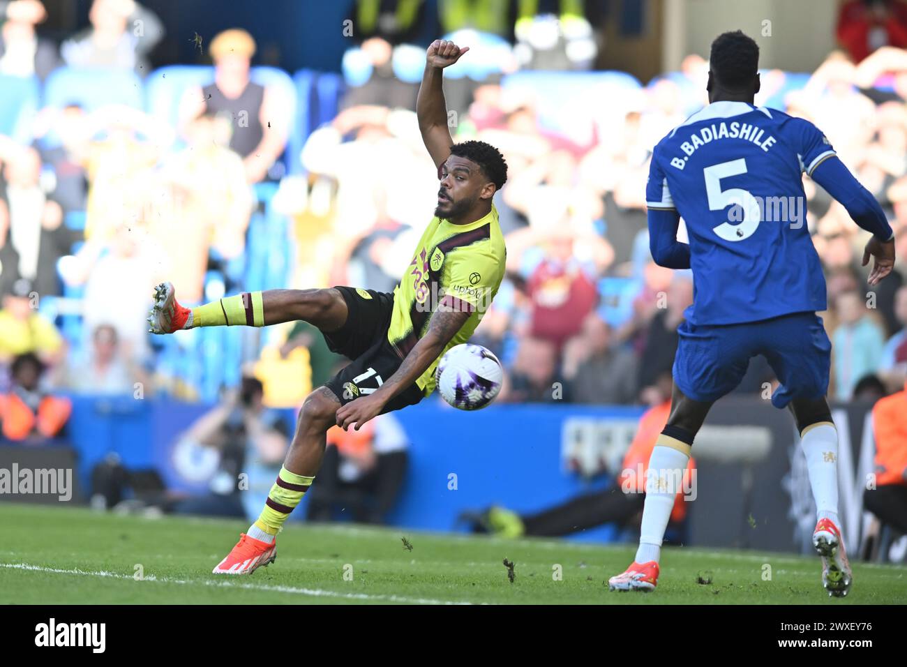 Londres, Royaume-Uni. 30 mars 2024. Lyle Foster (17 Burnley) tire lors du match de premier League entre Chelsea et Burnley à Stamford Bridge, Londres le samedi 30 mars 2024. (Photo : Kevin Hodgson | mi News) crédit : MI News & Sport /Alamy Live News Banque D'Images