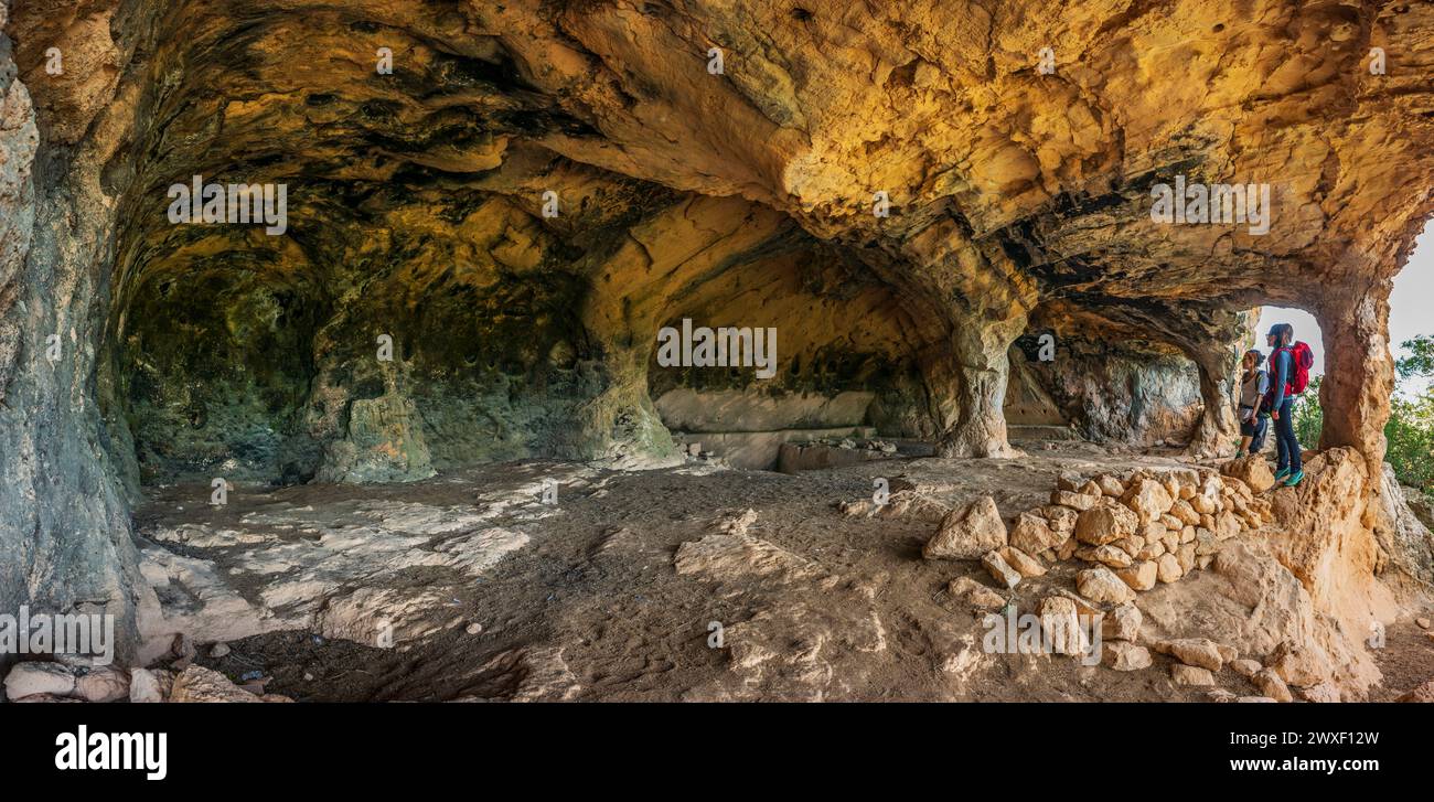 Touriste à sa Cova des Voltor, (la grotte des vautours), carrière historique de grès, Petra, Majorque, îles Baléares, Espagne Banque D'Images