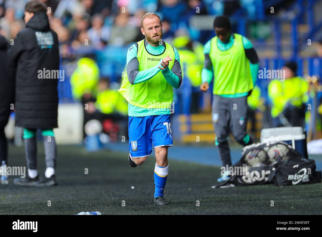 Sheffield, Royaume-Uni. 29 mars 2024. Le milieu de terrain de Sheffield Wednesday Barry Bannan (10 ans) remplace les supporters pendant le match Sheffield Wednesday FC vs Swansea City AFC Sky Bet EFL Championship au stade de Hillsborough, Sheffield, Angleterre, Royaume-Uni le 29 mars 2024 Credit : Every second Media/Alamy Live News Banque D'Images