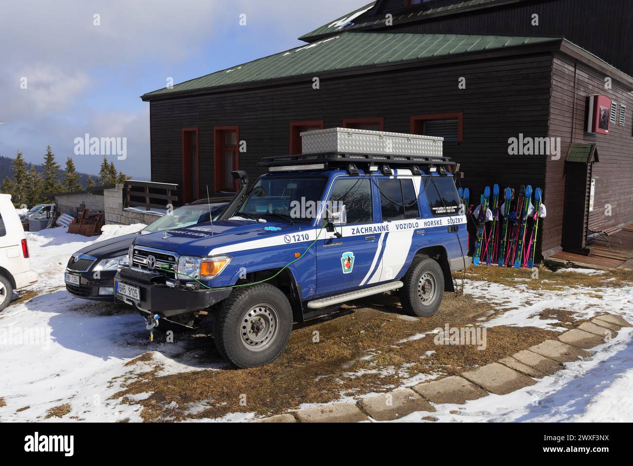 Ovcarna, Jeseniky, République tchèque, Tchéquie - 8 mars 2024 : Service de secours en montagne. Voiture hors route et auto pour les sauveteurs devant la cabine montnain et Banque D'Images