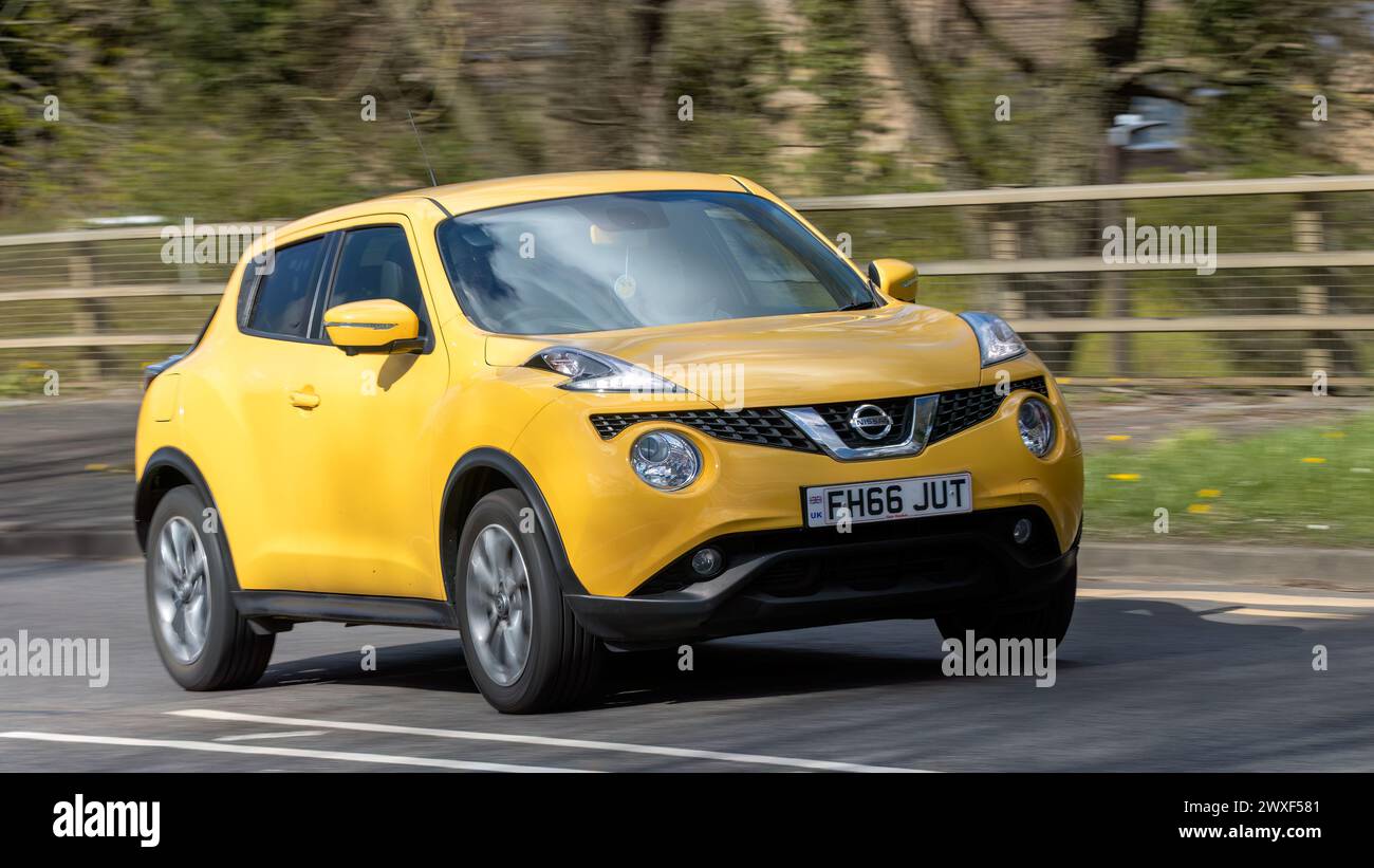 Milton Keynes, UK-Mar 30th 2024 : 2017 jaune Nissan Juke voiture conduisant sur une route britannique Banque D'Images
