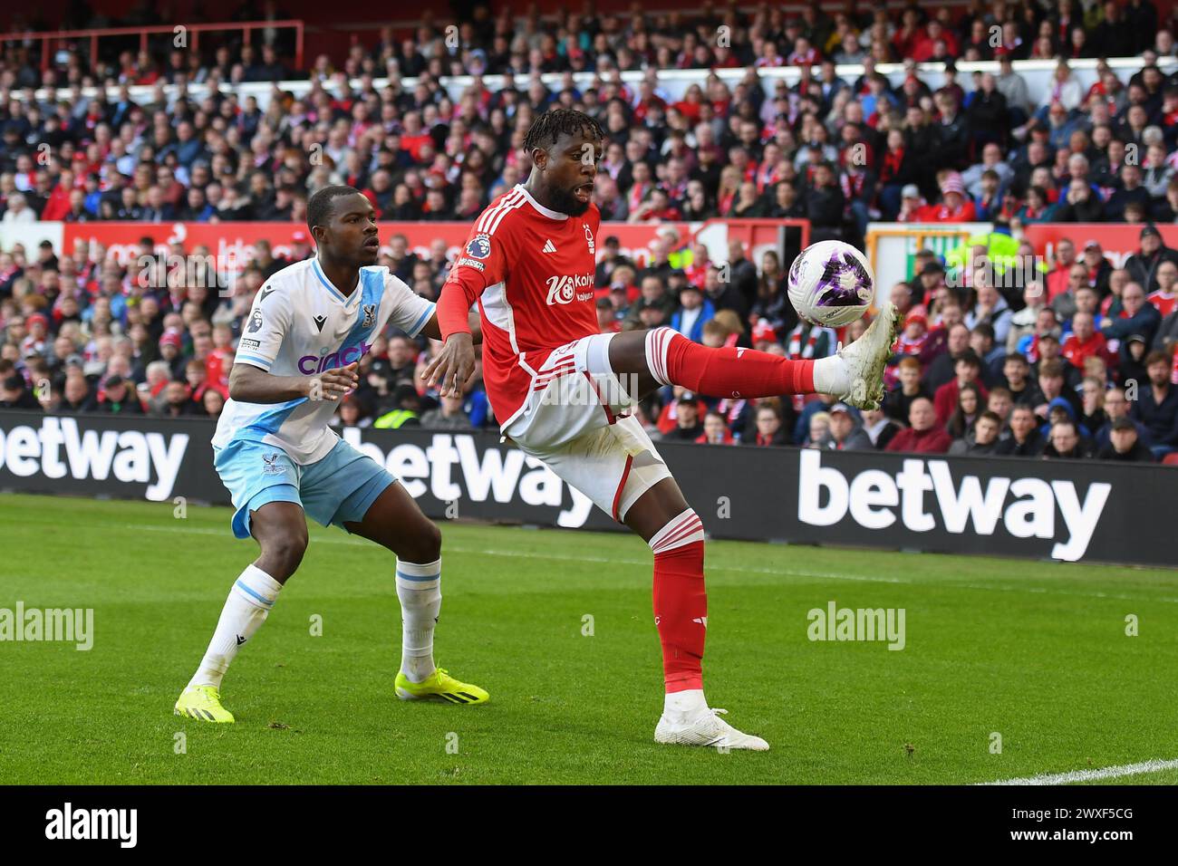 Divock Origi de Nottingham Forest contrôle le ballon sous la pression de Tyrick Mitchell de Crystal Palace lors du match de premier League entre Nottingham Forest et Crystal Palace au City Ground, Nottingham le samedi 30 mars 2024. (Photo : Jon Hobley | mi News) crédit : MI News & Sport /Alamy Live News Banque D'Images