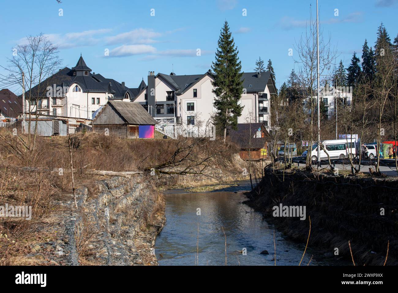 hôtels et maisons près des montagnes. station de ski, activités récréatives Banque D'Images