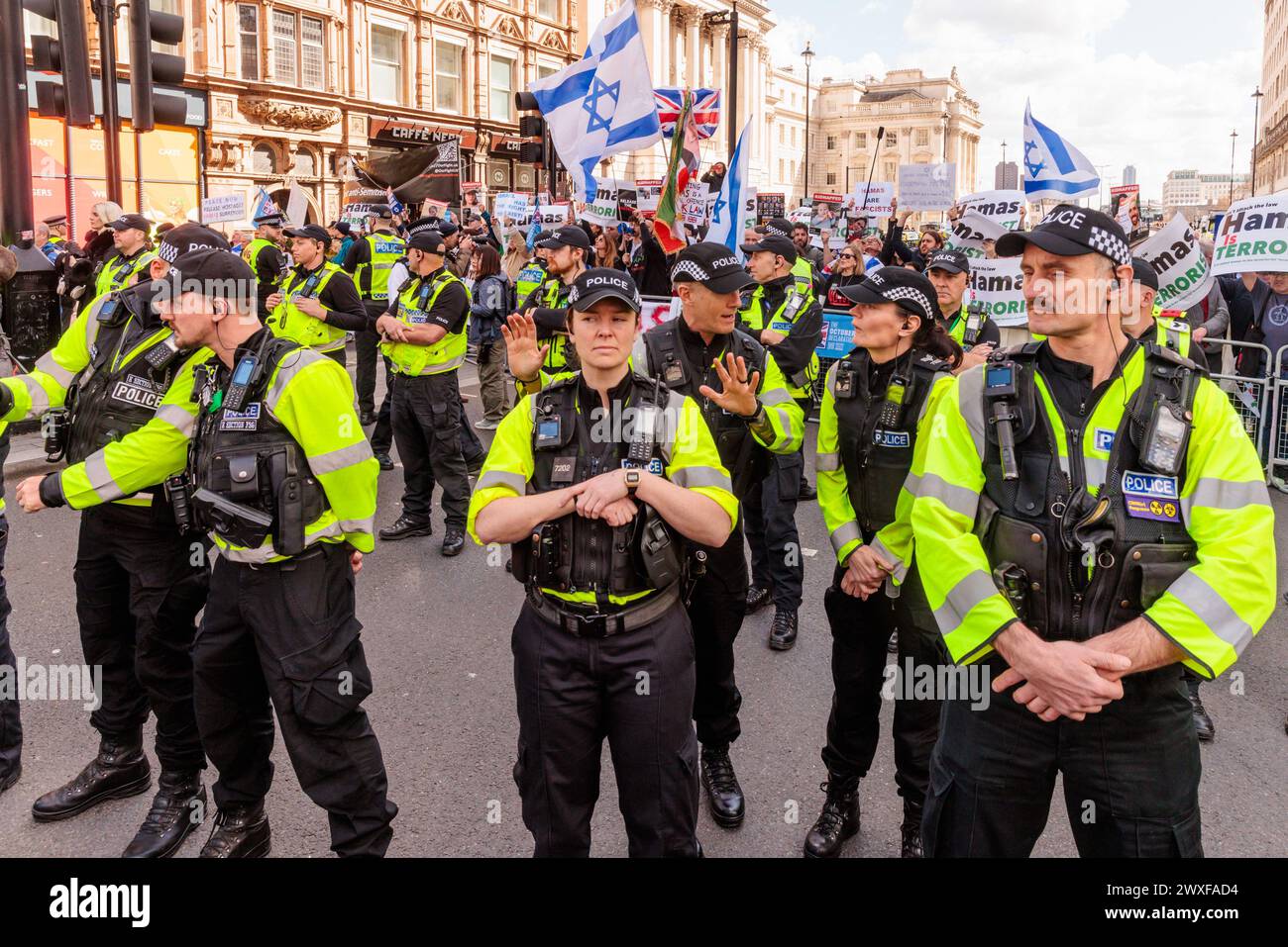 Somerset House, Londres, Royaume-Uni. 30 mars 2024. Des rangées de policiers métropolitains forment une barrière défensive pour protéger les contre-manifestants pro-Israël / anti-Hamas de la marche pro-Palestine à travers le centre de Londres. Les contre-manifestants sont un collectif de résidents britanniques inquiets et de citoyens de toutes confessions qui disent "assez, c'est assez" et sont unis contre la montée de la haine dans les rues de Londres. Photo par Amanda Rose/Alamy Live News Banque D'Images