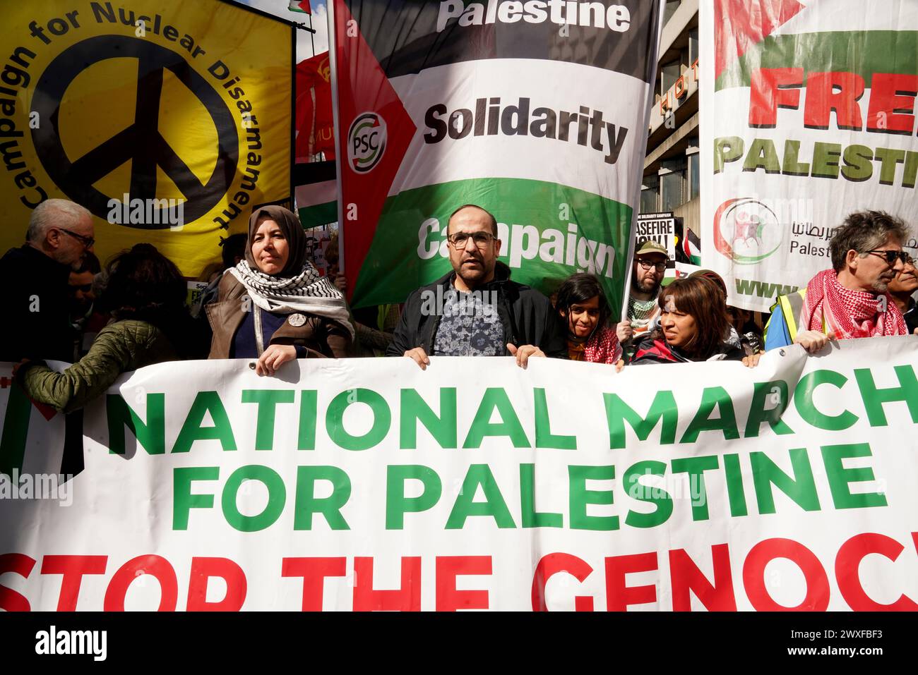 Housands a marché de Russell Square à Trafalgar Square, lors de ce qui est maintenant la onzième marche consécutive à Londres, exigeant un cessez-le-feu à Gaza. La marche est restée pacifique. Crédit : Natasha Quarmby/Alamy Live News Banque D'Images