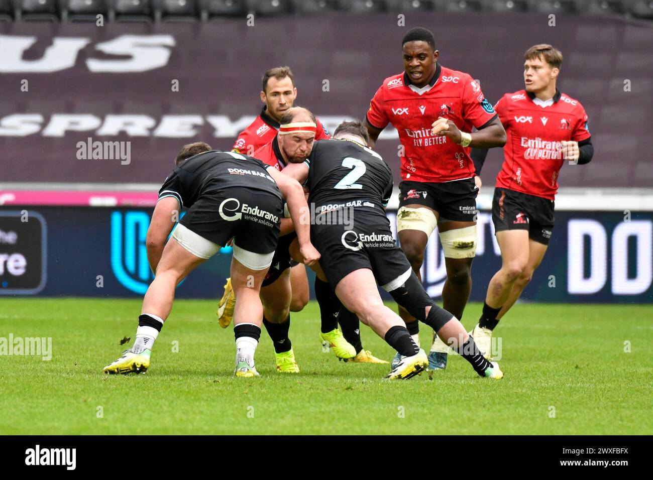 Swansea, pays de Galles. 30 mars 2024. PJ Botha des Emirates Lions est affronté par Gareth Thomas et Sam Parry des Ospreys lors du match de la 13e ronde de l'United Rugby Championship (URC) entre les Ospreys et les Emirates Lions au stade Swansea.com de Swansea, pays de Galles, Royaume-Uni, le 30 mars 2024. Crédit : Duncan Thomas/Majestic Media. Banque D'Images