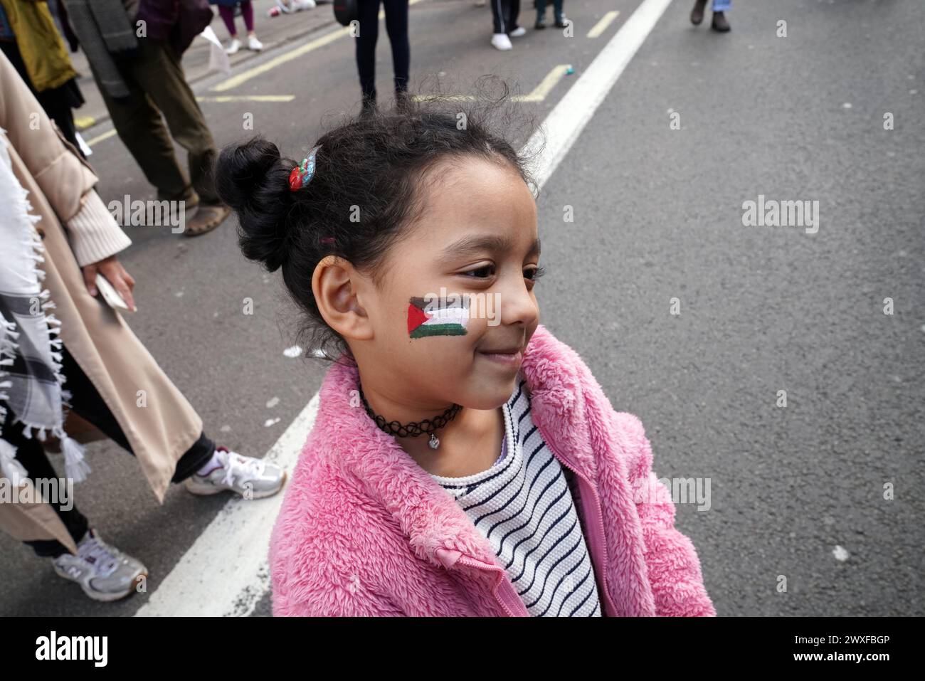 Housands a marché de Russell Square à Trafalgar Square, lors de ce qui est maintenant la onzième marche consécutive à Londres, exigeant un cessez-le-feu à Gaza. La marche est restée pacifique. Crédit : Natasha Quarmby/Alamy Live News Banque D'Images