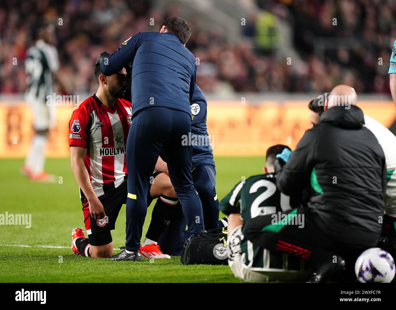 Neal Maupay de Brentford et Diogo Dalot de Manchester United reçoivent un traitement après une colinsion lors du match de premier League au Gtech Community Stadium de Londres. Date de la photo : samedi 30 mars 2024. Banque D'Images