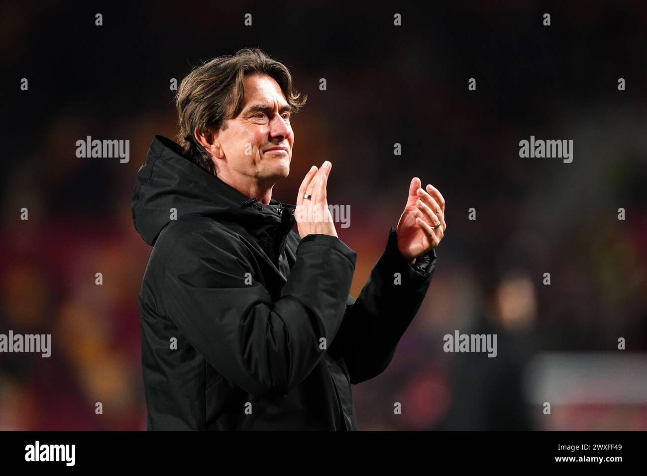 Le manager de Brentford, Thomas Frank, applaudit les supporters après le match de premier League au Gtech Community Stadium de Londres. Date de la photo : samedi 30 mars 2024. Banque D'Images