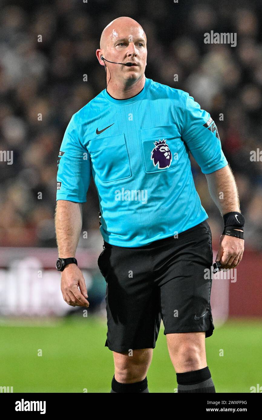 Arbitre Simon Hooper lors du match de premier League Brentford vs Manchester United au Gtech Community Stadium, Londres, Royaume-Uni, 30 mars 2024 (photo de Cody Froggatt/News images) Banque D'Images