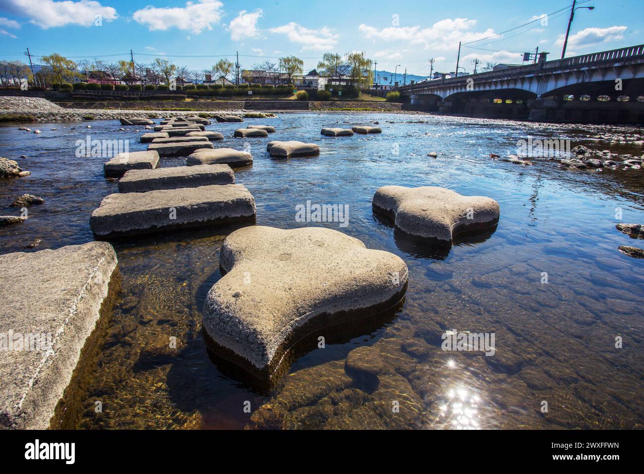 Tremplins à travers la rivière Kamo et des éléments décoratifs (tortues) et pont Kamo Ohashi Banque D'Images