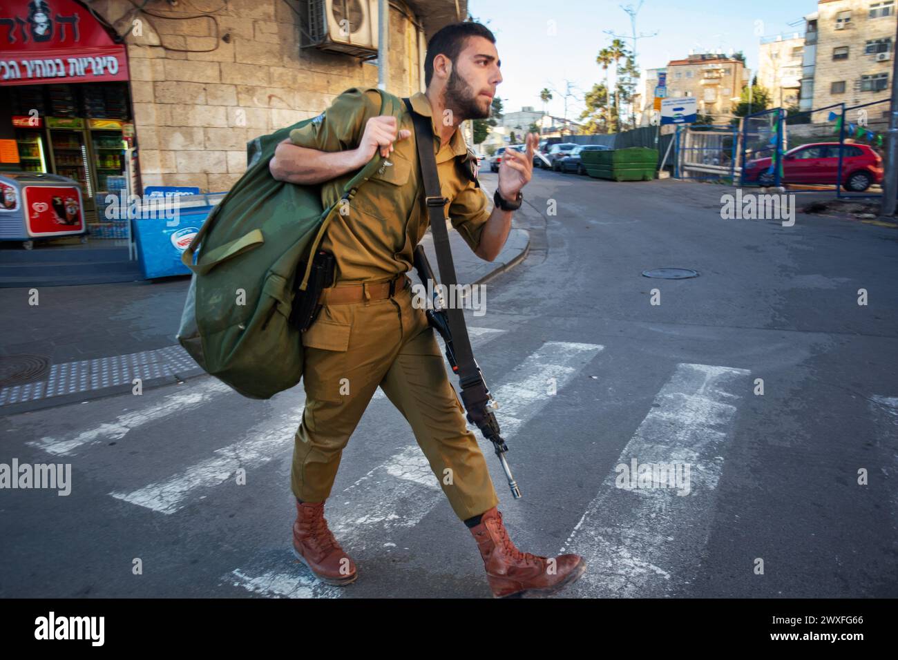 12-25-2014 Jérusalem, IST Jérusalem : magnifique soldat avec cigarette, mitrailleuse aта grand sac sur l'épaule Banque D'Images