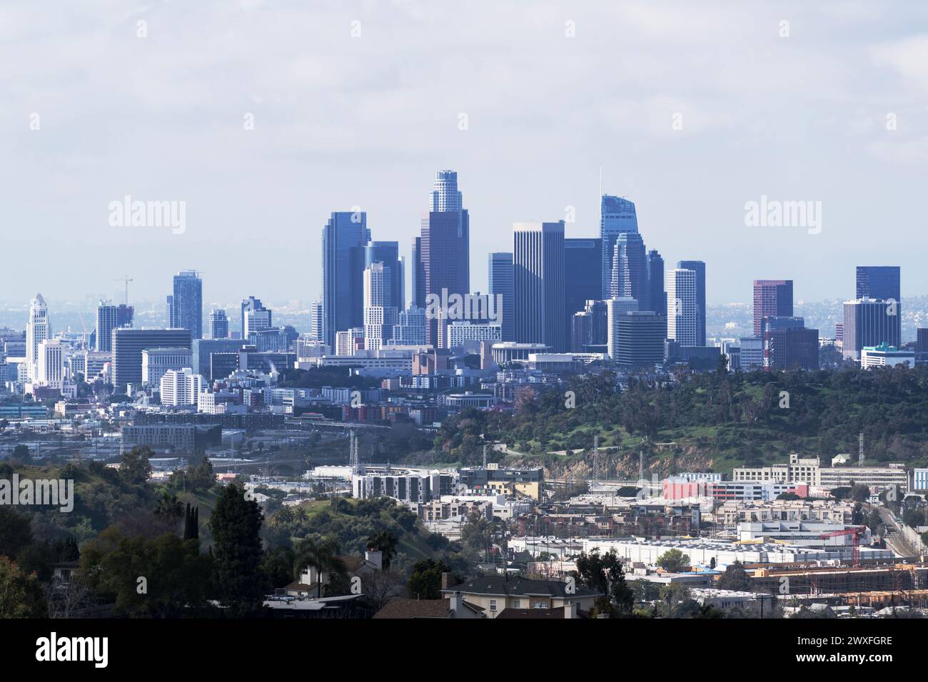 Gratte-ciel du centre-ville de Los Angeles avec Lincoln Heights au premier plan. Banque D'Images