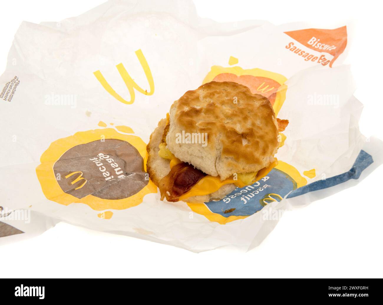 Winneconne, WI - 30 mars 2024 : un paquet de McDonalds bacon oeuf et sandwich au fromage biscuit petit déjeuner sur un fond isolé. Banque D'Images