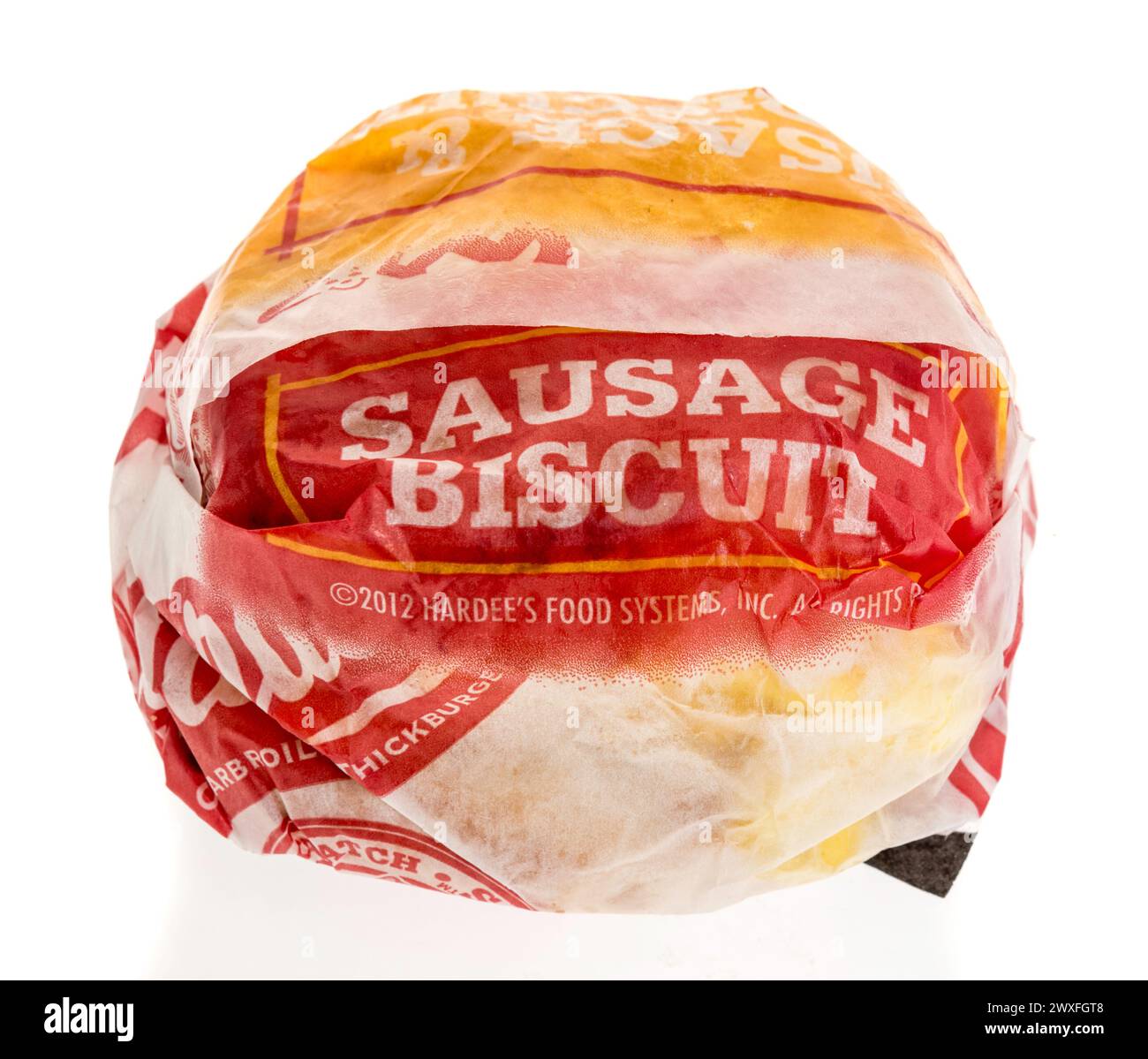 Winneconne, WI - 30 mars 2024 : un paquet de saucisses sandwich Hardees petit-déjeuner, oeufs, fromage et bisuit sur un fond isolé. Banque D'Images