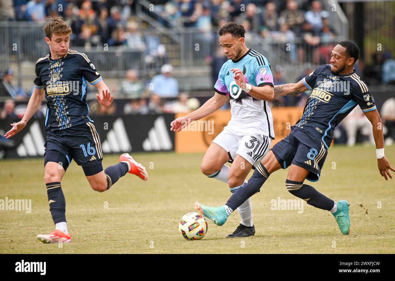 Chester, Pennsylvanie, États-Unis. 30 mars 2024. 30 mars 2024, Chester PA, États-Unis : JOSE MARTINEZ (8), joueur de l'Union de Philadelphie, combat pour le ballon avec HASSANI DOTSON, joueur du Minnesota United FC (31) au Subaru Park à Chester PA crédit image : © Ricky Fitchett via ZUMA Wire (crédit image : © Ricky Fitchett/ZUMA Press Wire) USAGE ÉDITORIAL SEULEMENT! Non destiné à UN USAGE commercial ! Banque D'Images