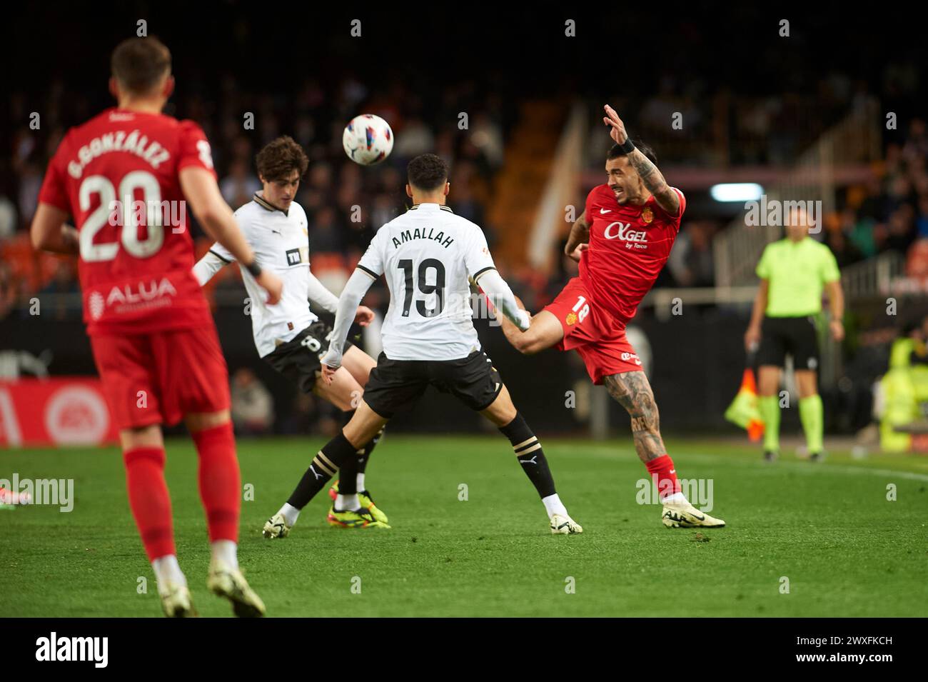 Antonio Sanchez du RCD Mallorca, Selim Amallah du Valencia CF en action lors de la Liga EA Sport saison régulière Round 30 le 29 mars 2024 à Mesta Banque D'Images