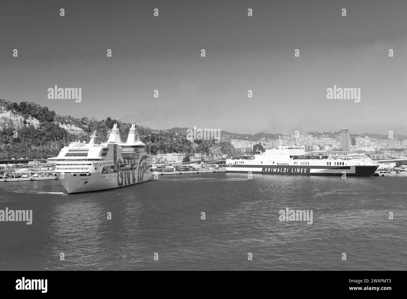 Barcelone, Espagne - 30 mars 2016 : navire de croisière rhapsody et cargo grimaldi Banque D'Images