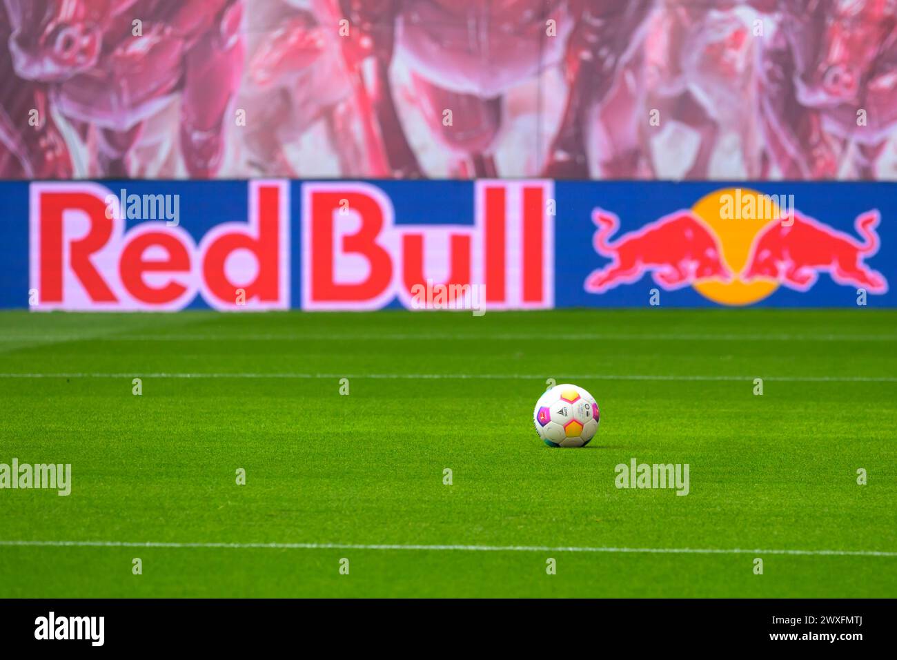 Leipzig, Allemagne. 30 mars 2024. Logo Red Bull sur le tableau - sponsor - football, sport, image symbolique, RB Leipzig vs Mainz 05, 1ère Bundesliga, football, DFB, Bundesliga, saison 2023/2024, arène red bull de leipzig, 30.03. 2024, crédit : HMB Media/Uwe Koch/Alamy Live News Banque D'Images