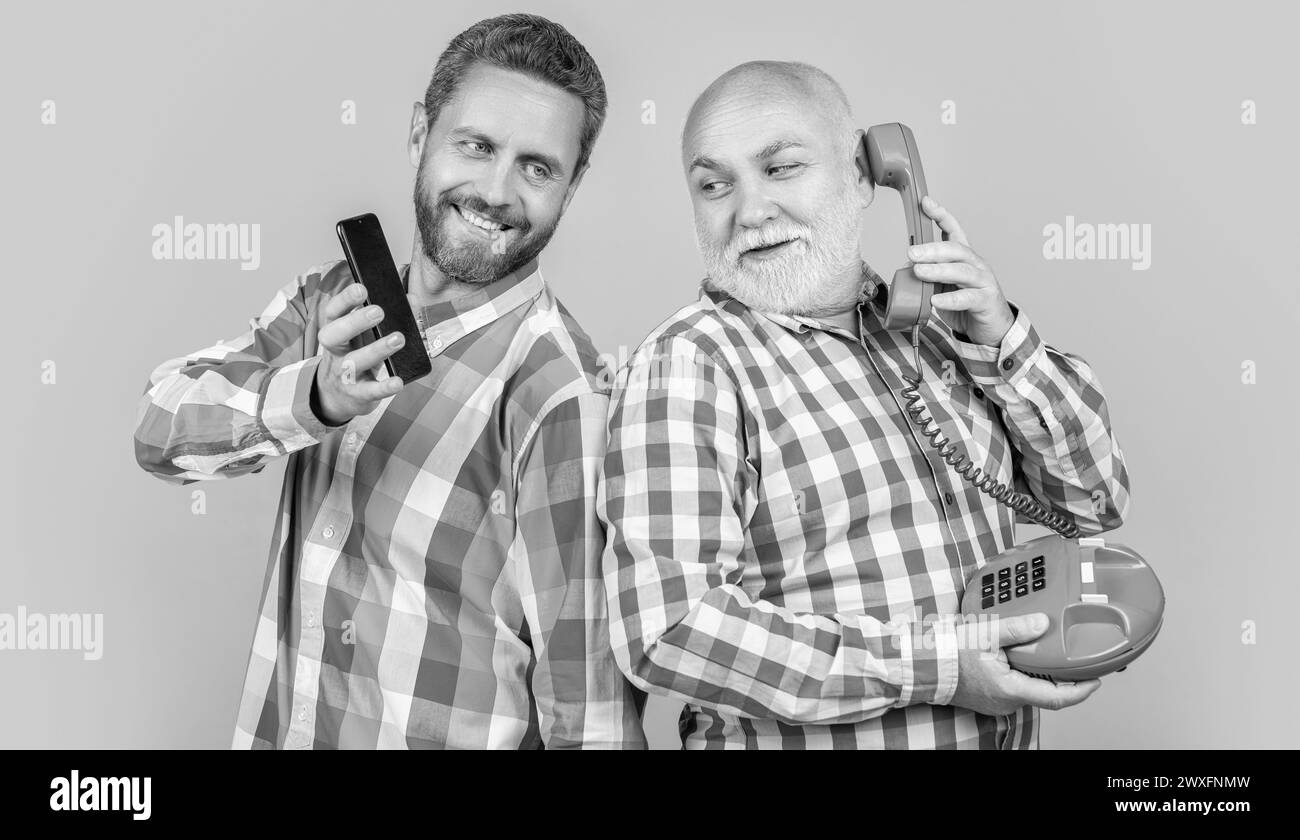 hommes heureux avec vs technologie isolée sur jaune. des hommes heureux avec vs technologie en studio. Banque D'Images