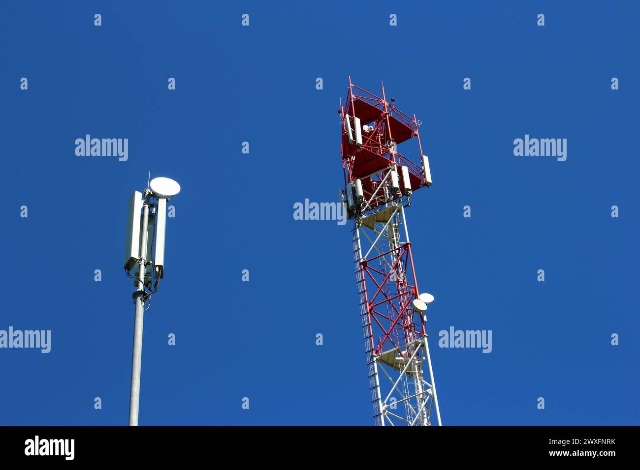 Antennes cellulaires sur le poteau et la tour Banque D'Images