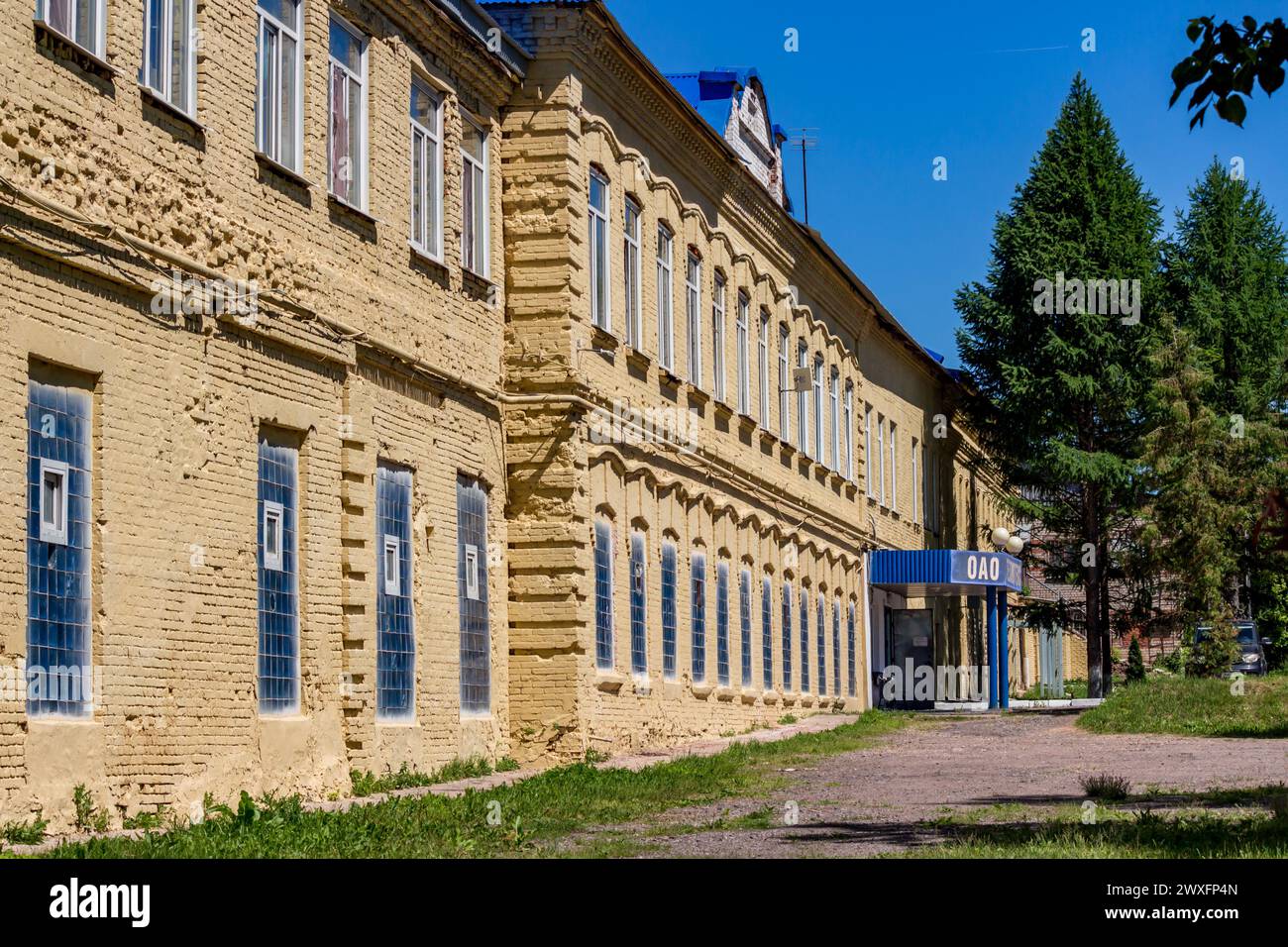 Belousovo, Russie - juin 2019 : usine de tissage Belousovsky. La façade d'un bâtiment historique du début du XXe siècle en brique. Banque D'Images