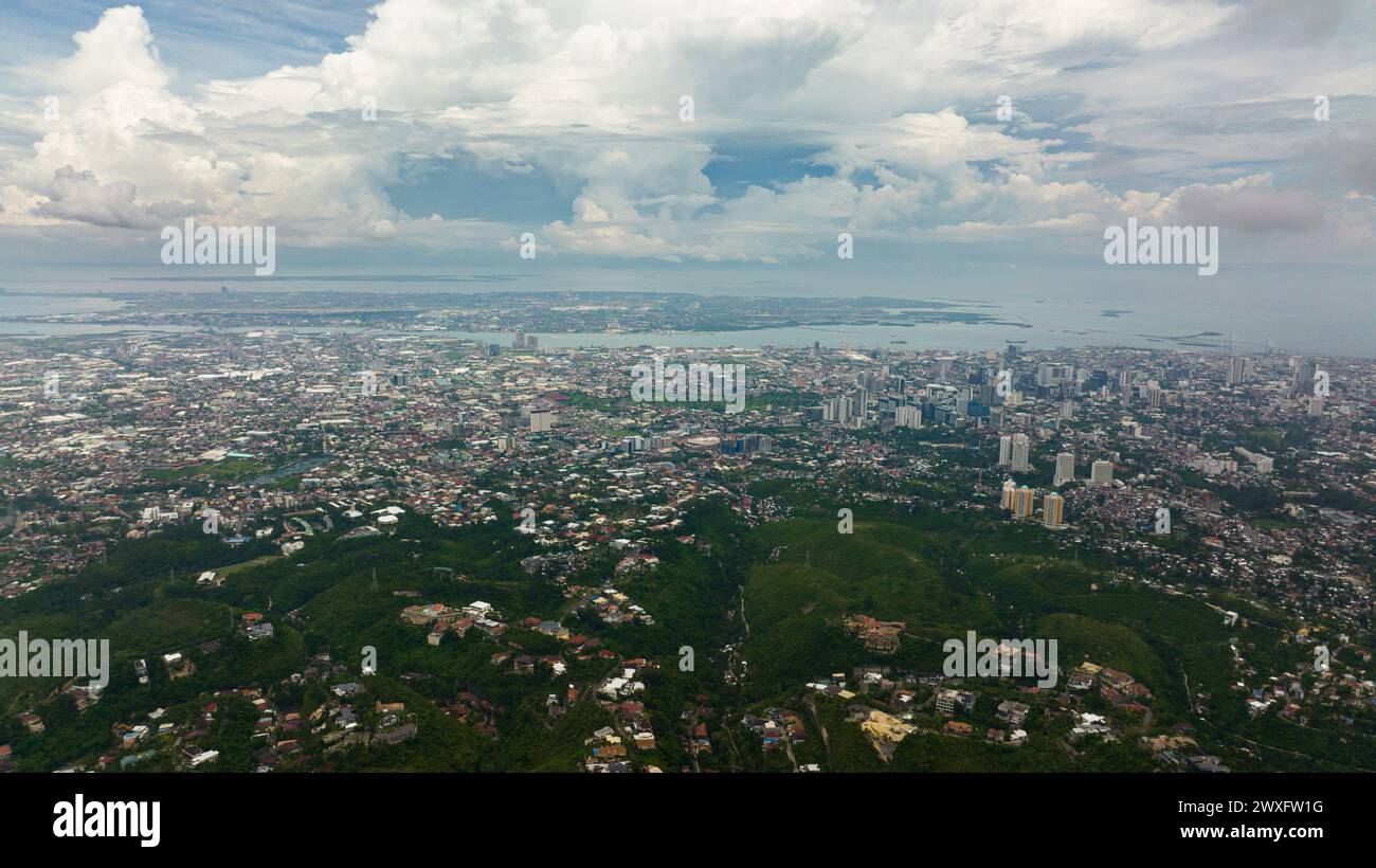 Vue aérienne de la ville de Cebu avec bâtiments modernes, gratte-ciel et centres d'affaires. Philippines. Banque D'Images