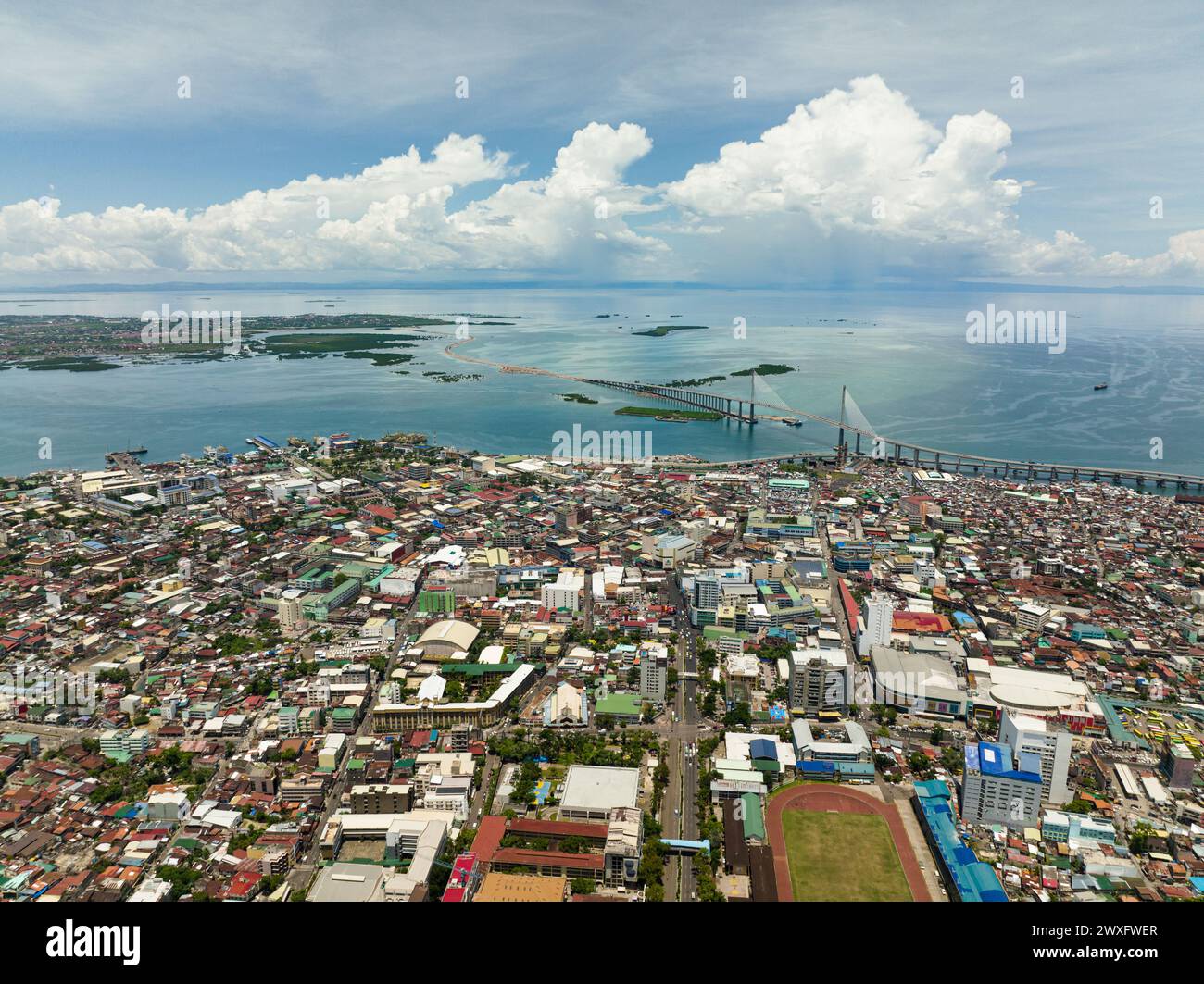 Vue de dessus de la ville de Cebu avec de hauts bâtiments. Cebu Cordova Link Expressway. Philippines. Banque D'Images