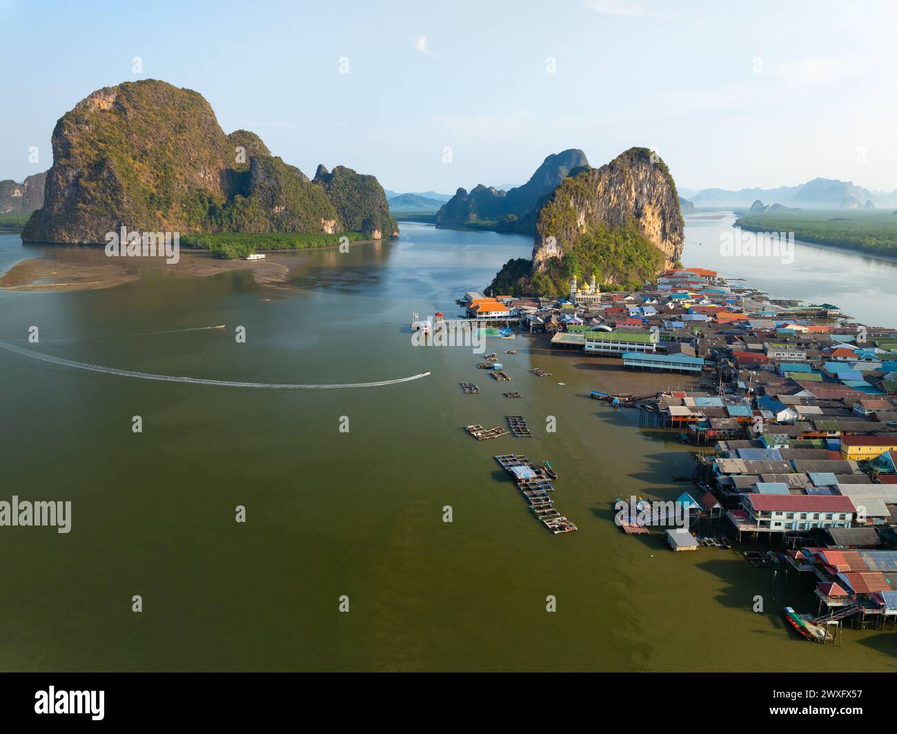 Vue aérienne de l'île de Panyee à Phang Nga Thaïlande, vue à angle élevé village flottant, île de village de pêcheurs de Koh Panyee à Phang Nga, Thaïlande Banque D'Images