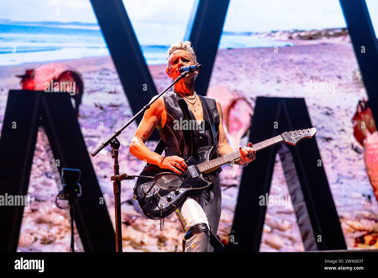 Milan, Italie. 30 mars 2024. Martin Gore de Depeche mode se produit en direct au Mediolanum Forum à Milan. (Photo de Mairo Cinquetti/SOPA images/SIPA USA) crédit : SIPA USA/Alamy Live News Banque D'Images