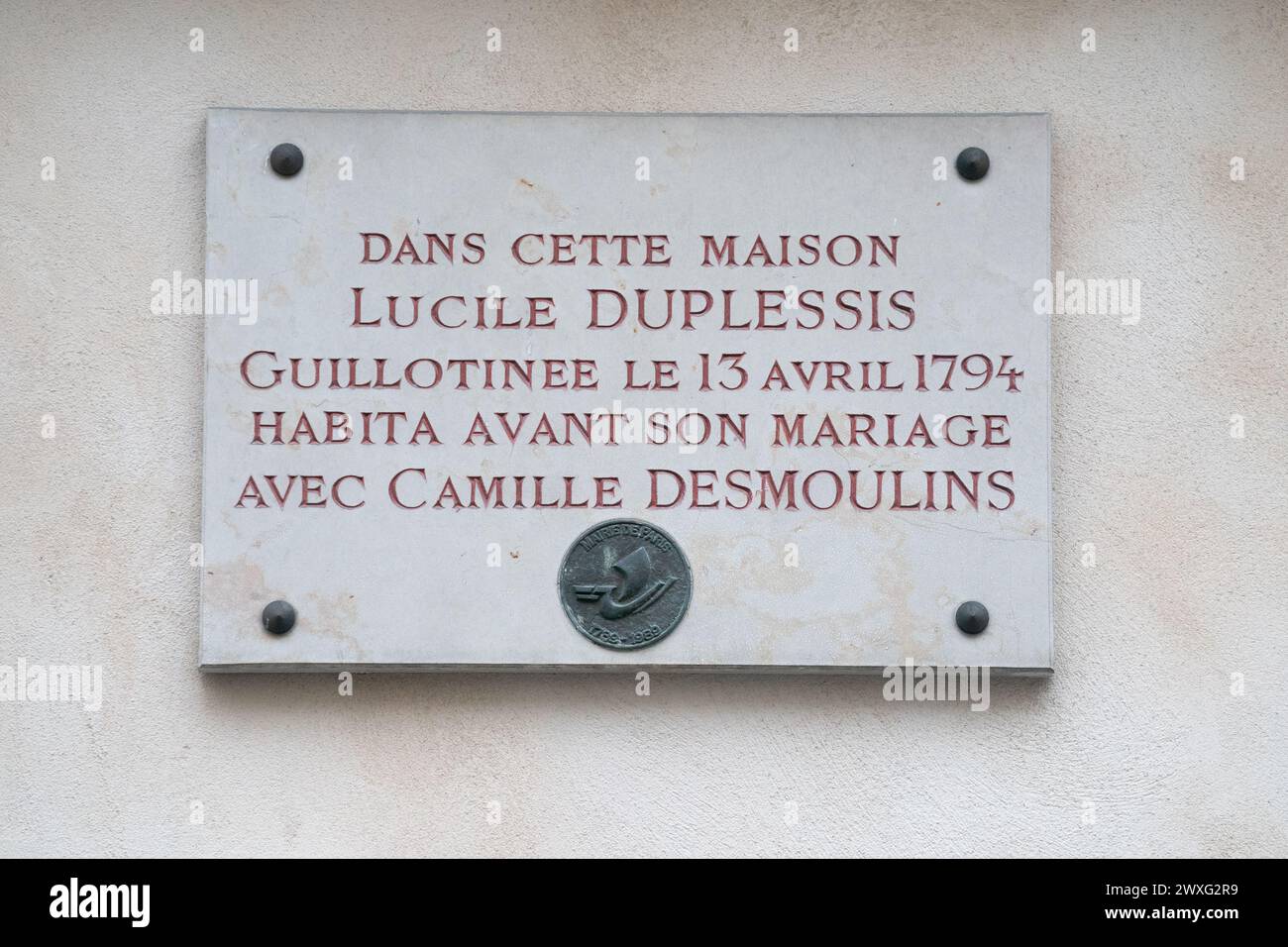 Plaque disant : 'dans cette maison Lucile Duplessis guillotinee le 13 avril 1794 habita avant sone mariage avec Camille Desmoulins' Banque D'Images