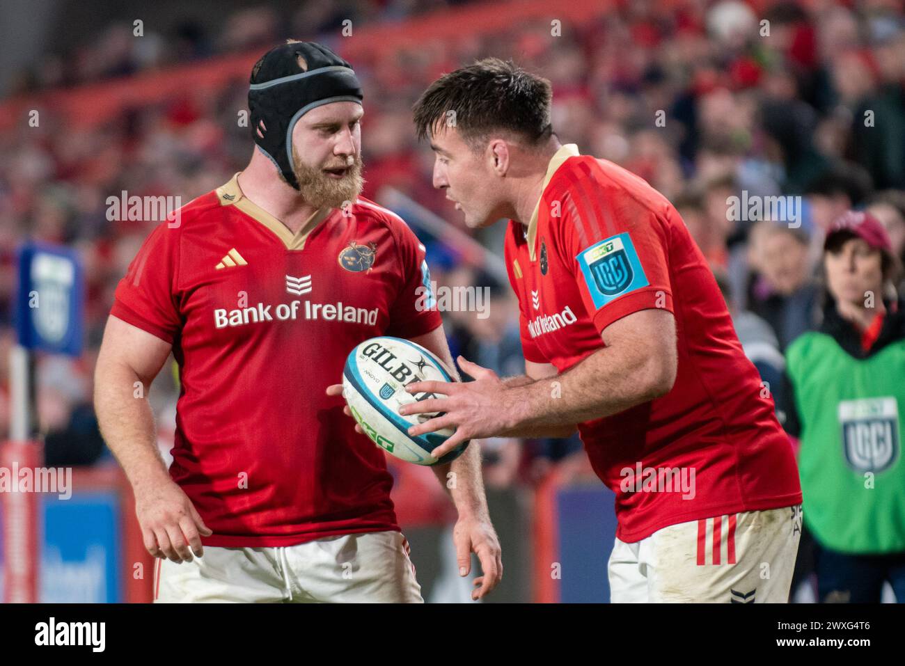 Limerick, Irlande. 30 mars 2024. Jeremy Loughman de Munster et Niall Scannell de Munster lors du match de la 13e ronde du United Rugby entre Munster Rugby et Cardiff Rugby au Thomond Park à Limerick, Irlande le 30 mars 2024 (photo par Andrew Surma/ Credit : Sipa USA/Alamy Live News Banque D'Images