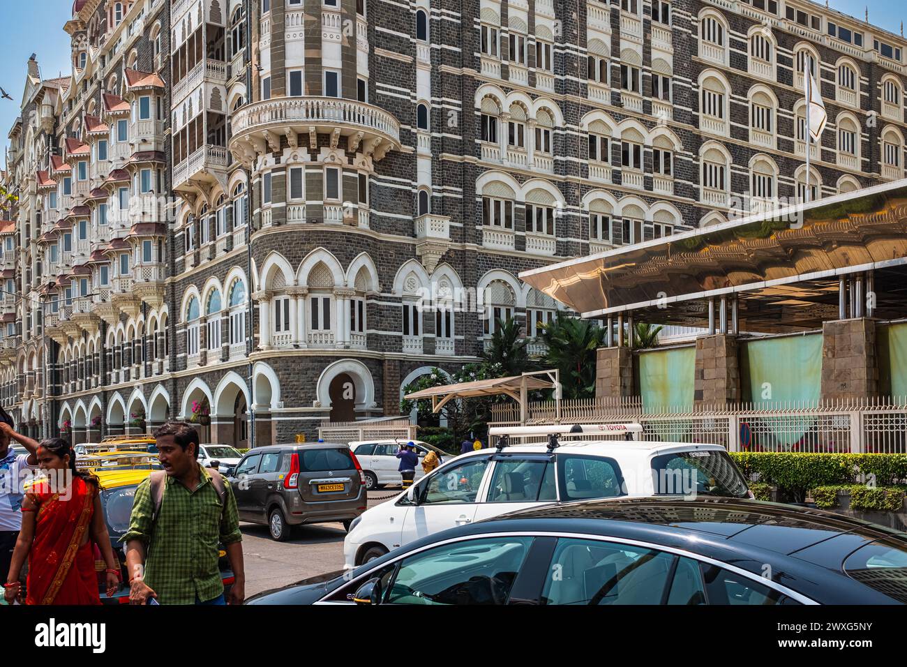 Taj Mahal hôtel célèbre bâtiment de la partie touristique à Mumbai, Inde. Façade de l'hôtel Taj Mahal Palace dans le quartier de Colaba. Photo de voyage, vue sur la rue Banque D'Images